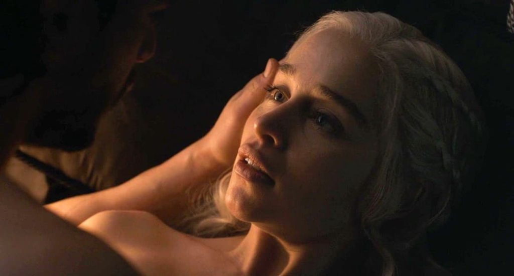 Эмилия Кларк сливы