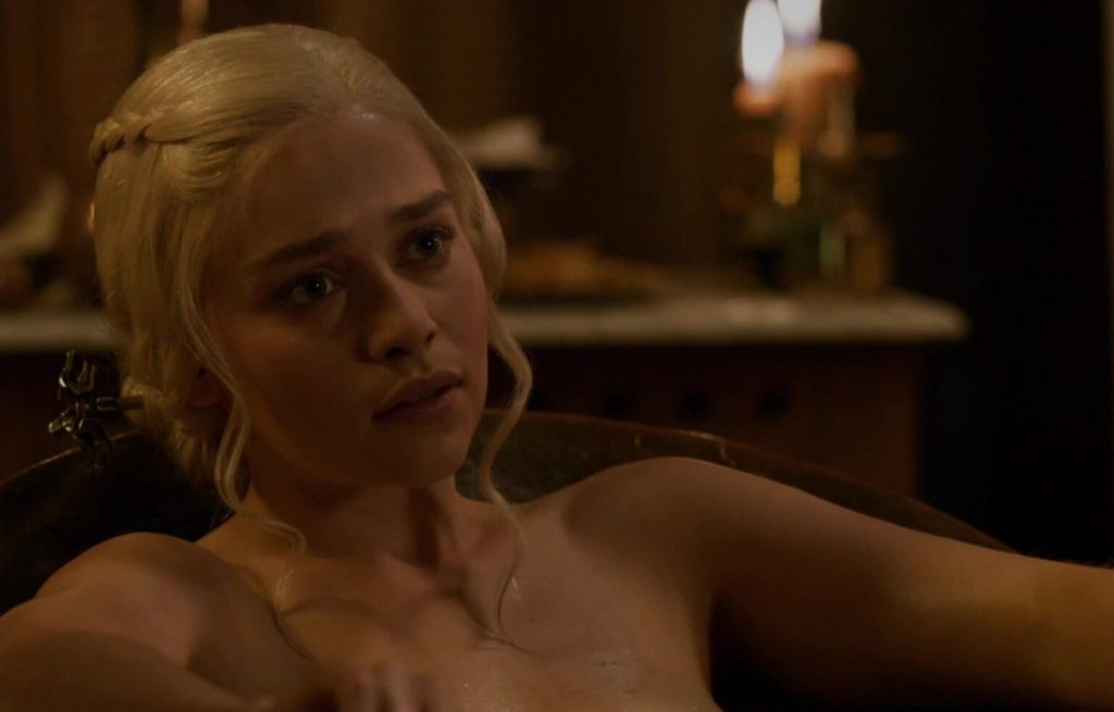 Эмилия Кларк в ванной