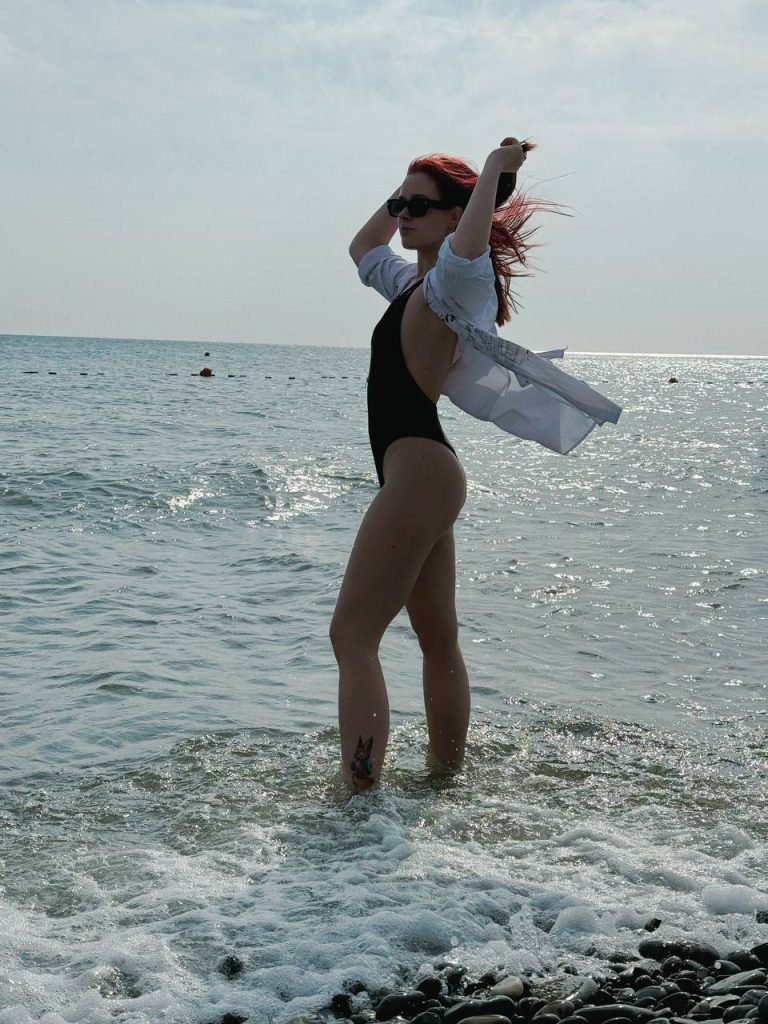 Настя Рыжик в купальнике