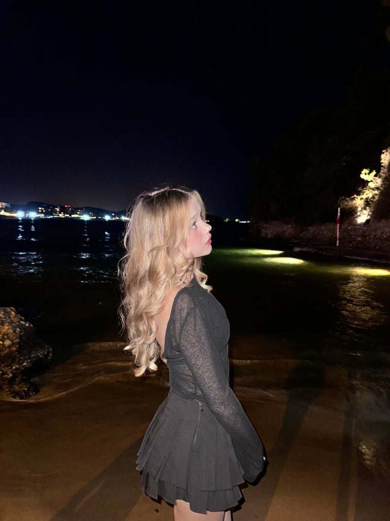 antotka обнаженная