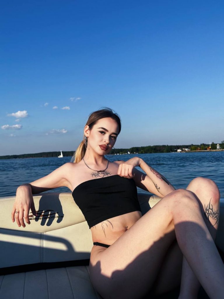 Лейла Миерс голая